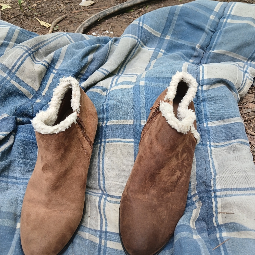 Shoes. - Picture 3 of 4
